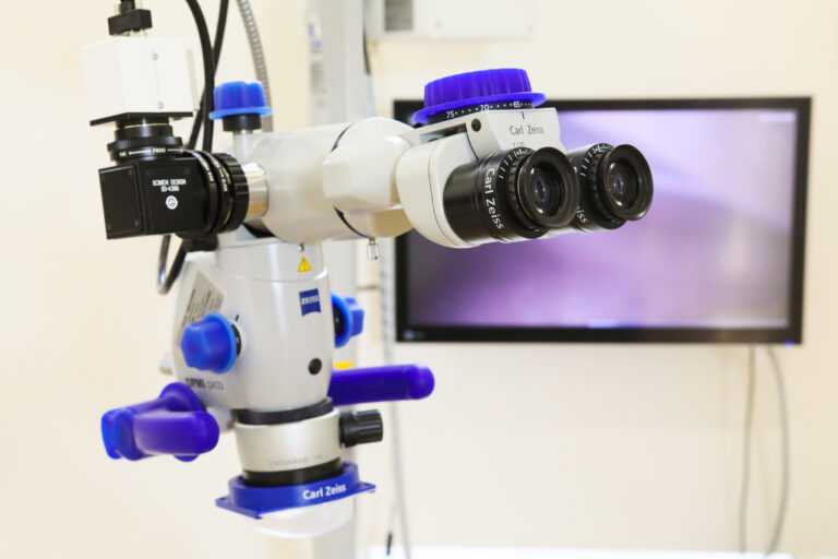 マイクロスコープ（OPMI pico MORA）